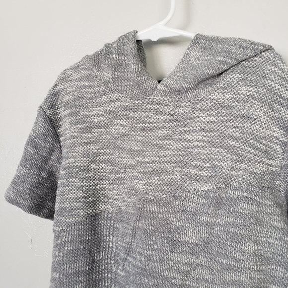 Art Class Kids Small 6/7 Grey Short Sleeve Shirt Hooded Texture Step Hem Top - Picture 3 of 5